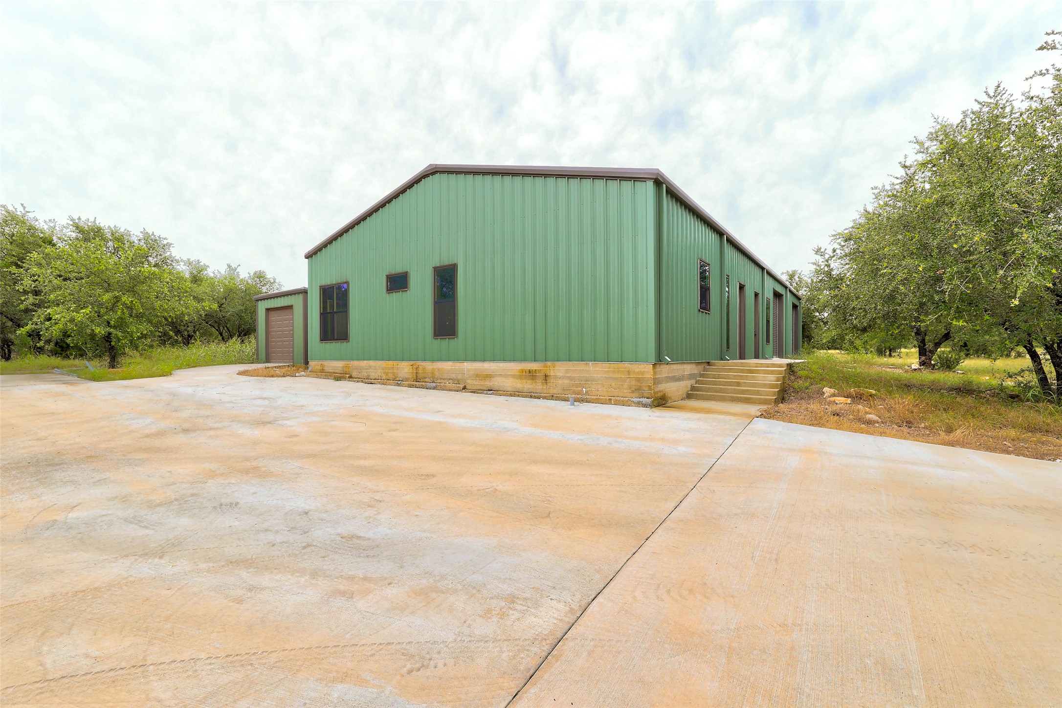 7670 Shiny Top Ranch Lane Salado, TX 76571 - Photo 35 of 40 a backyard of a house with a garage