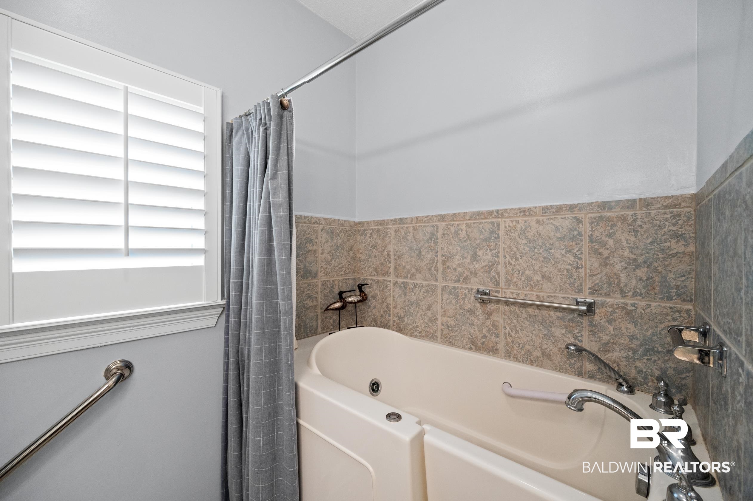 6638 Jackson Square Daphne, AL 36526 - Photo 29 of 62 Bathroom with shower / bath combo with shower curtain