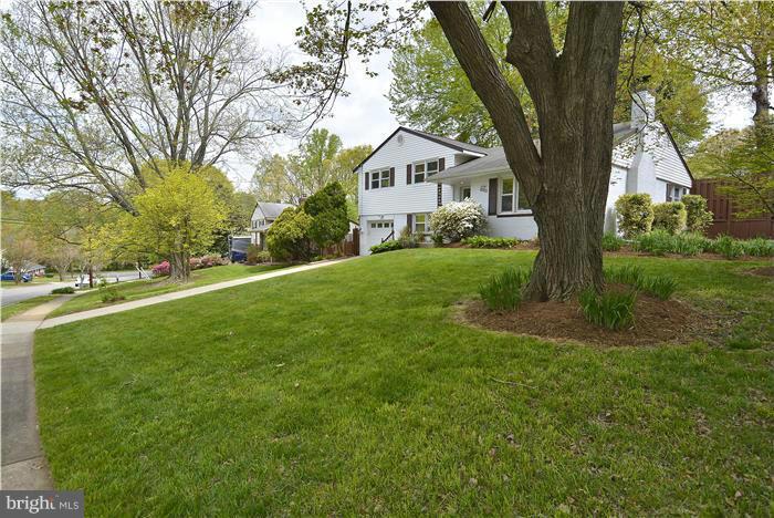 7418 Flora Street Springfield, VA 22150 - Photo 4 of 22 Exterior (Front)