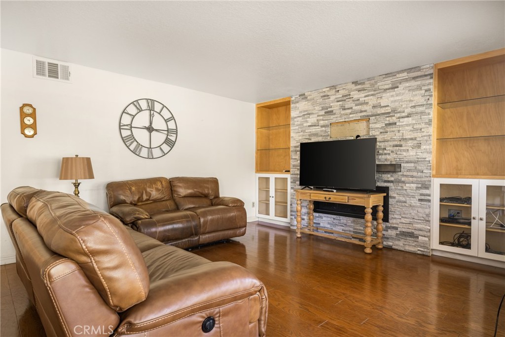 3250 North Geronimo Avenue Simi Valley, CA 93063 - Photo 19 of 47 a living room with furniture and a flat screen tv