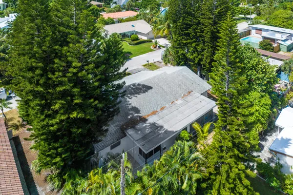an aerial view of a house with yard swimming pool and outdoor seating