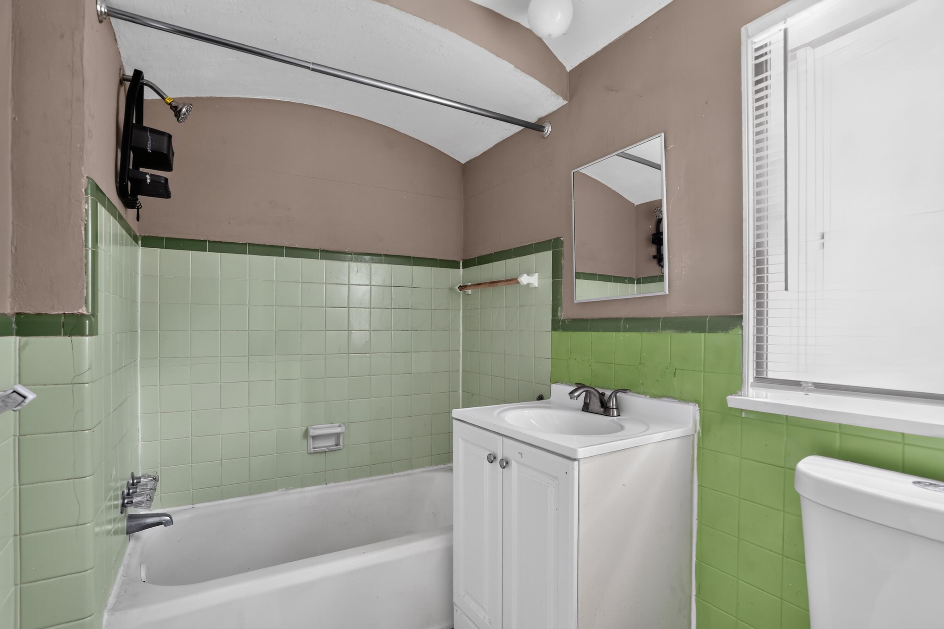 208 South James Road Columbus, OH 43213 - Photo 15 of 18 16_208_S_James_Rd-Bathroom-7070