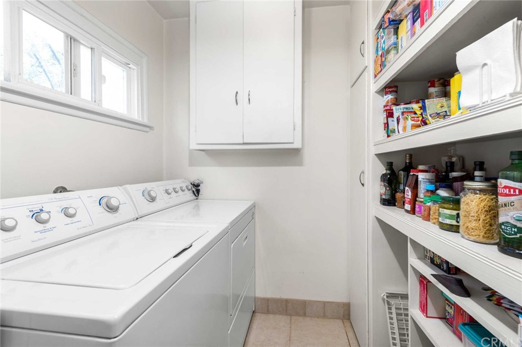 3381 Colbert Avenue Mar Vista, CA 90066 - Photo 11 of 23 a utility room with dryer and washer