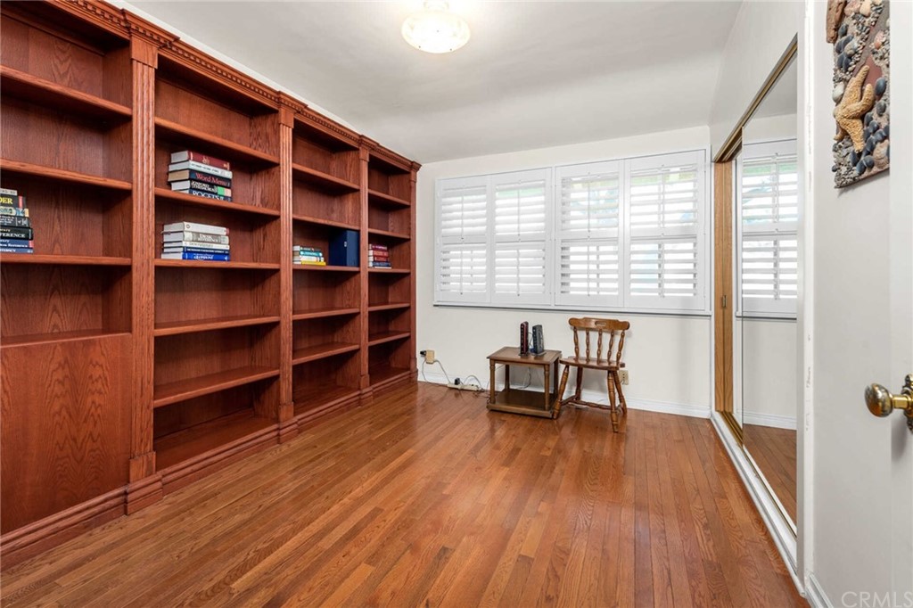 3381 Colbert Avenue Mar Vista, CA 90066 - Photo 18 of 23 a view of a livingroom with furniture and front door