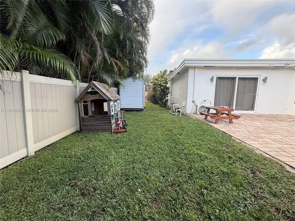 a view of a backyard