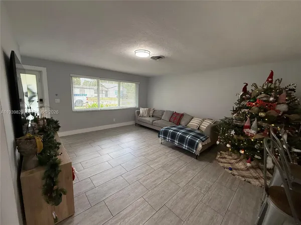 a view of a house with backyard and garden