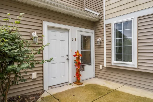 $285,000 | 752 Bridlewood Drive, Unit 2202D, Hartford, WI 53027
