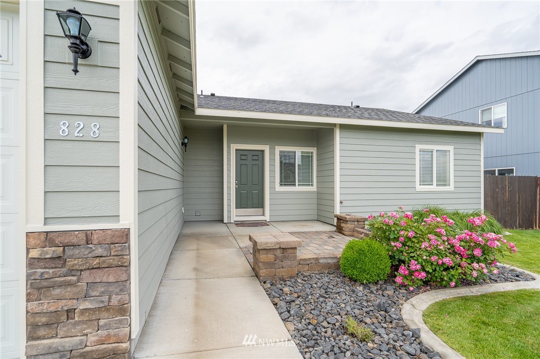 828 Polo Ridge Moses Lake, WA 98837 - Photo 2 of 29 Gallery Image 2