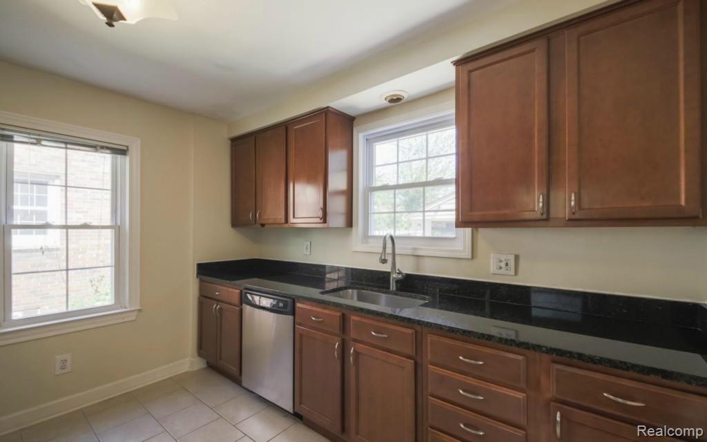 1760 Roslyn Road Grosse Pointe, MI 48236 - Photo 11 of 23 12-photo-web-1680x1050-129746.jpg