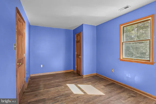 a view of empty room with window