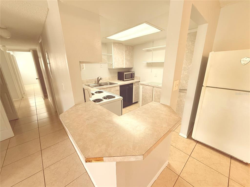 910 Lake Destiny Road, Unit E Altamonte Springs, FL 32714 - Photo 3 of 29 a bed room with a bed and a mirror