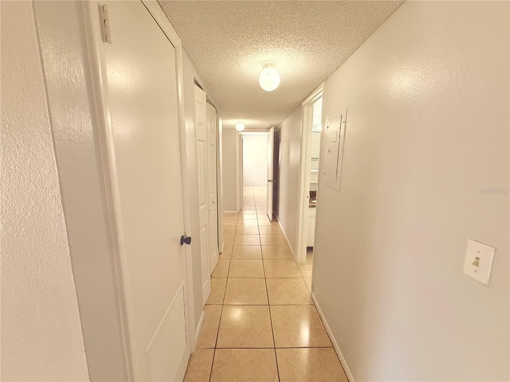 910 Lake Destiny Road, Unit E Altamonte Springs, FL 32714 - Photo 8 of 29 a view of a hallway