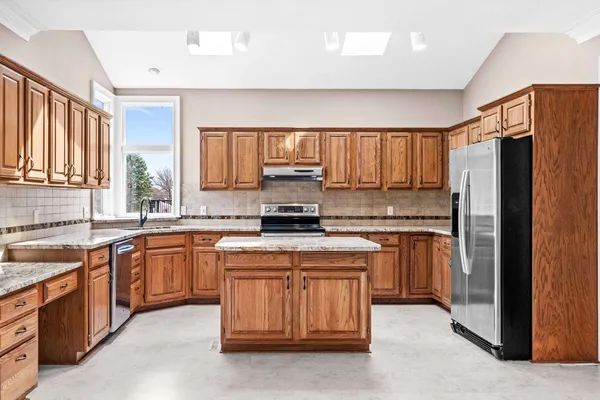 $450,000 | 7 Red Stone Court, Bloomington, IL 61704