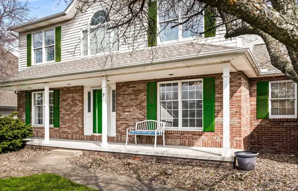 $450,000 | 7 Red Stone Court, Bloomington, IL 61704