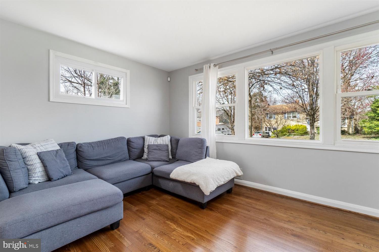 607 Olesmont Road Baltimore, MD 21228 - Photo 4 of 28 Gallery Image 4