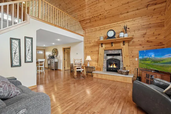 $899,999 | 9966 80th Street Southwest, Howard Lake, MN 55349