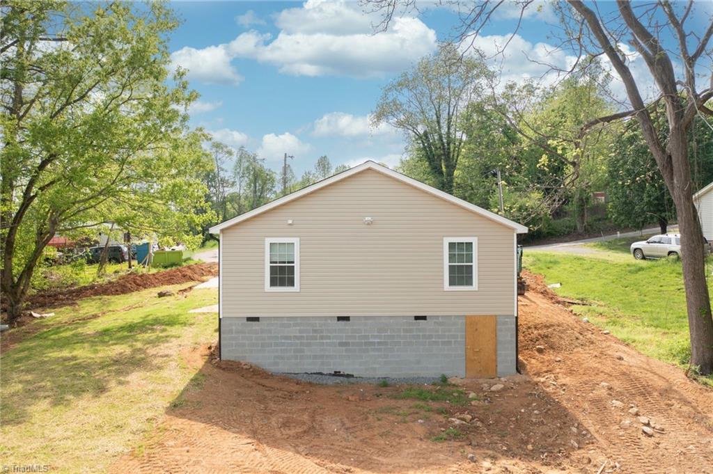 121 Mathis Street Jonesville, NC 28642 - Photo 2 of 32