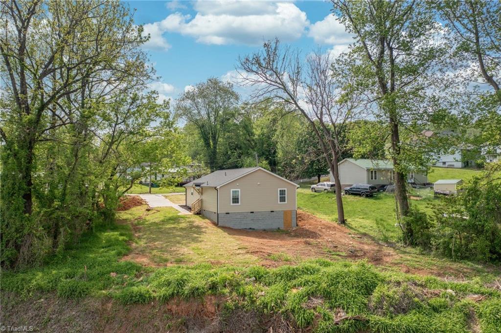 121 Mathis Street Jonesville, NC 28642 - Photo 9 of 32