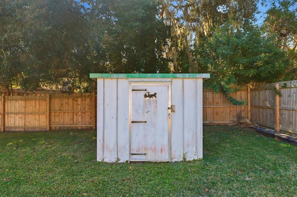 1050 North Midiron Point Crystal River, FL 34429 - Photo 38 of 57 a view of a small yard with wooden fence