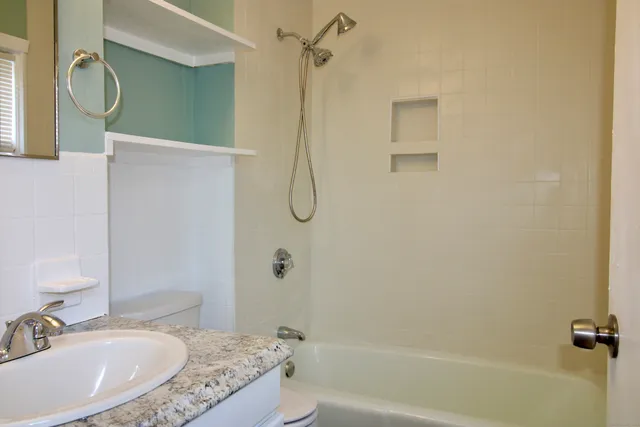 $1,900 | 12 Robinson Street, Unit 2, Stonington, CT 06379