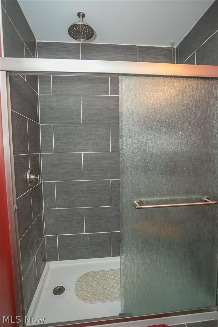 6487 Kerneywood Road Parma, OH 44129 - Photo 21 of 34 In suite stand up master shower.