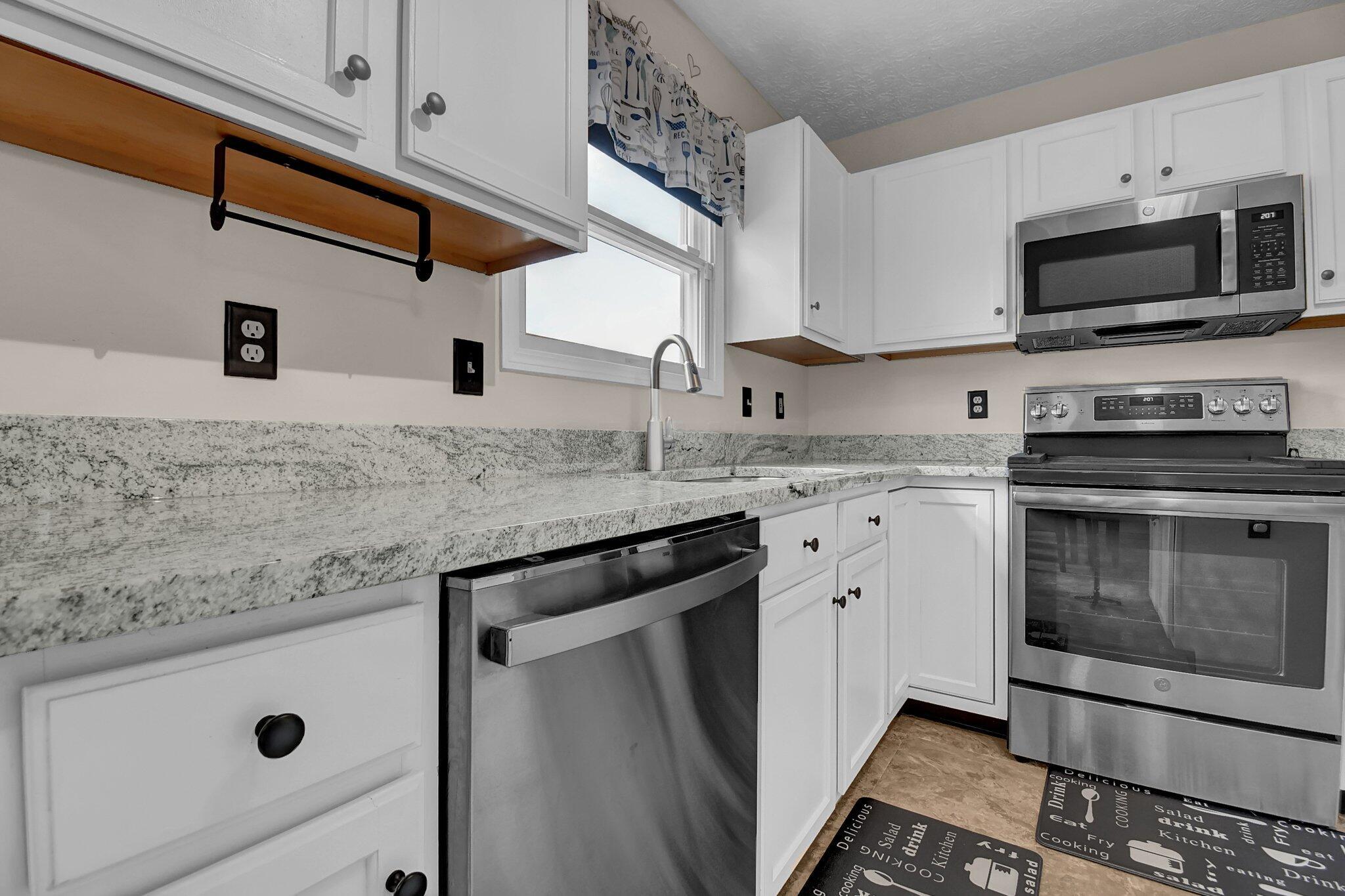 255 Galloway Ridge Drive Galloway, OH 43119 - Photo 7 of 25 Kitchen