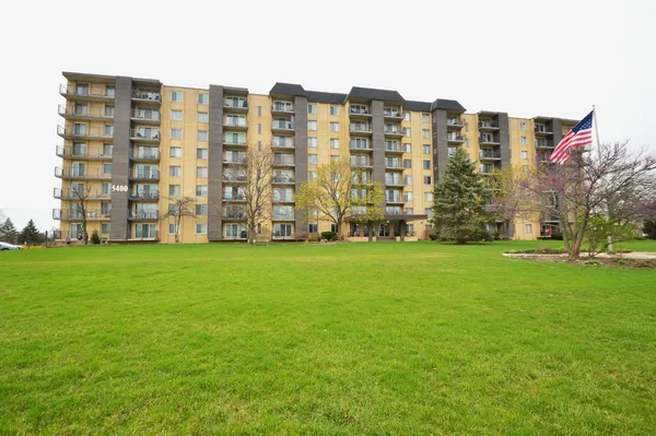 $215,000 | 5400 Walnut Avenue, Unit 111, Downers Grove, IL 60515