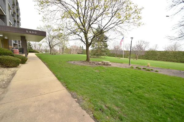 $215,000 | 5400 Walnut Avenue, Unit 111, Downers Grove, IL 60515