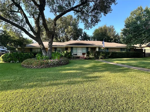 a view of a house with a big yard