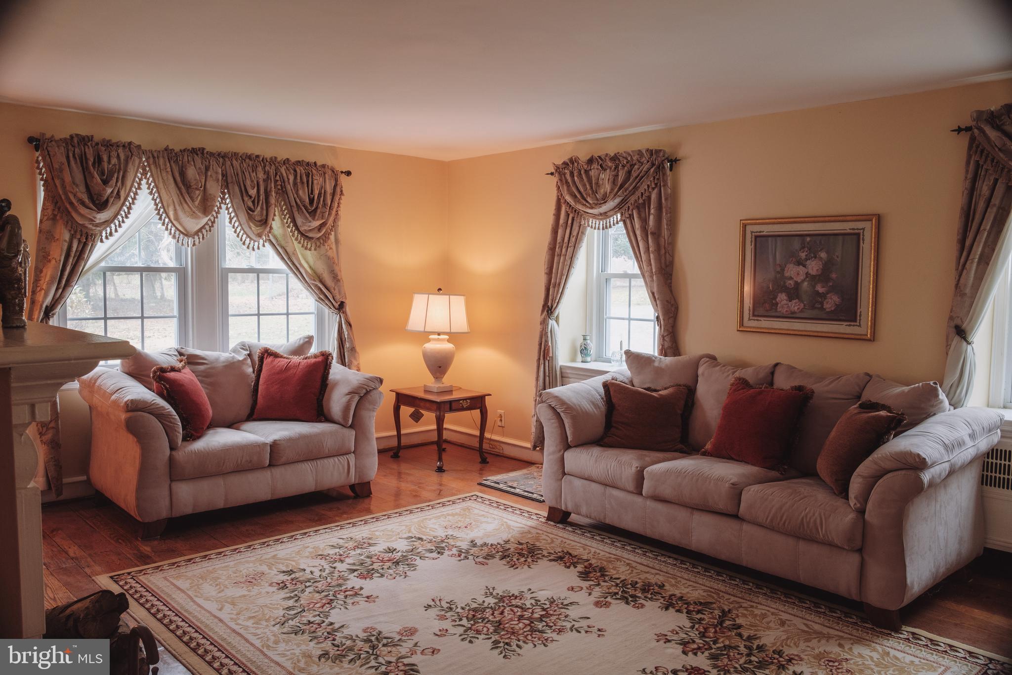 14 Arbor Lea Road Lansdowne, PA 19050 - Photo 8 of 39 Living Room
