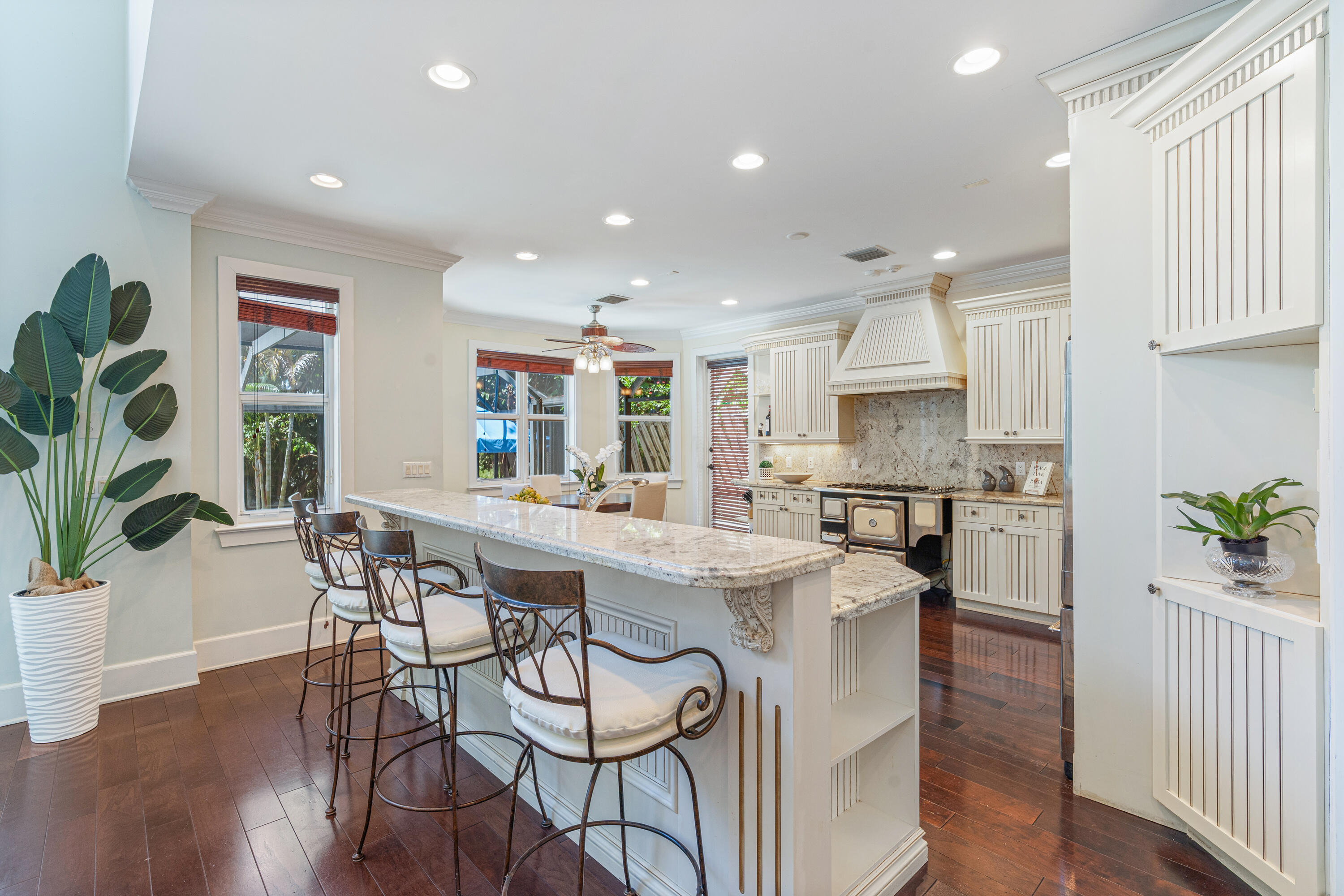 575 Northwest 7th Street Boca Raton, FL 33432 - Photo 15 of 60 Kitchen bar area