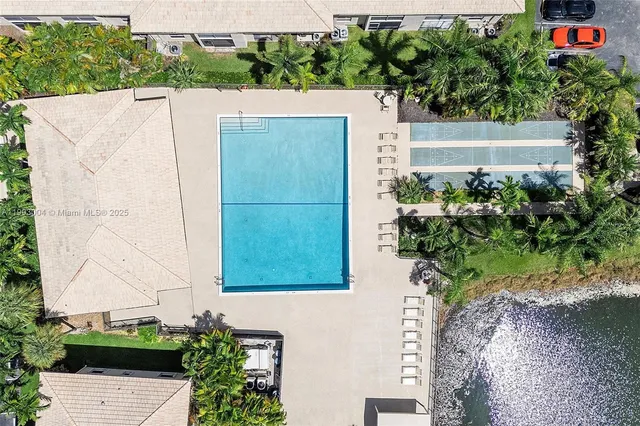 a view of a yard in front of house