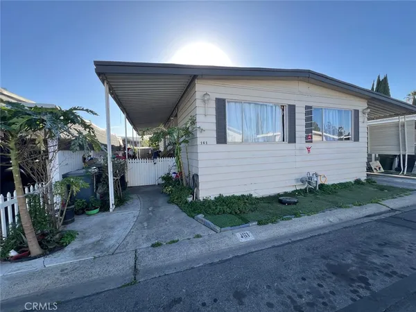 a view of a house with backyard