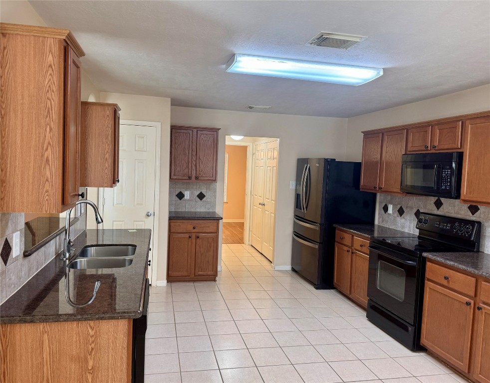 2311 Slate Ridge Lane Katy, TX 77494 - Photo 5 of 30 Kitchen