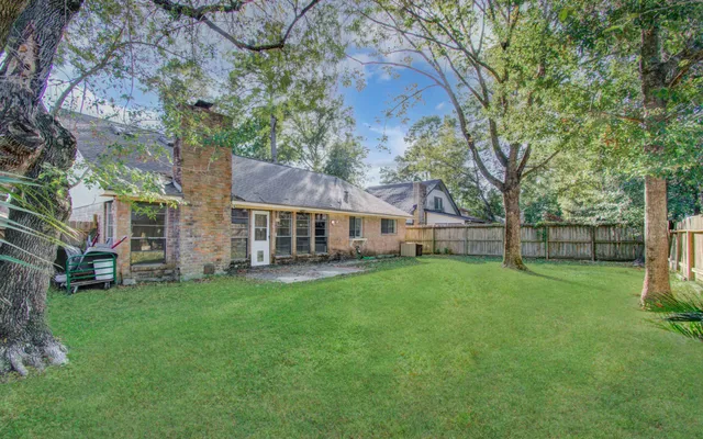 a view of a yard in front of house