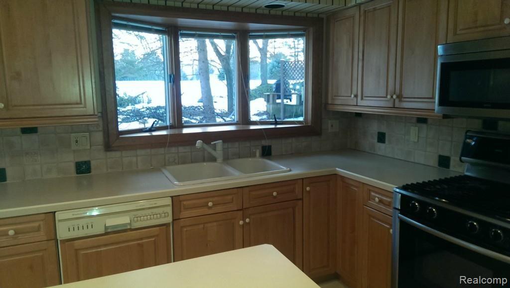 1325 East Fairview Lane Rochester, MI 48306 - Photo 16 of 35 Kitchen