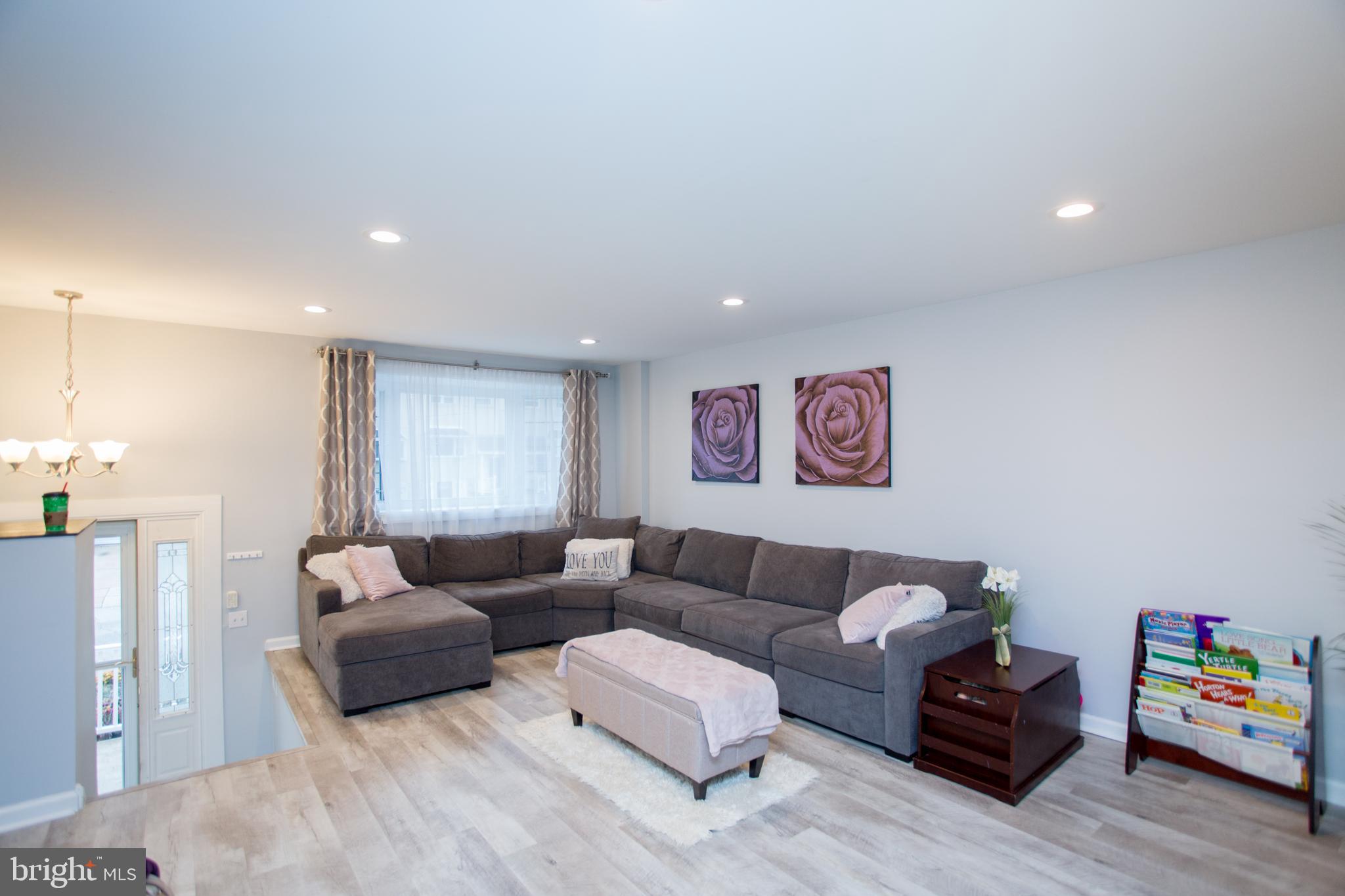 11805 Millbrook Road Philadelphia, PA 19154 - Photo 4 of 38 Living Room