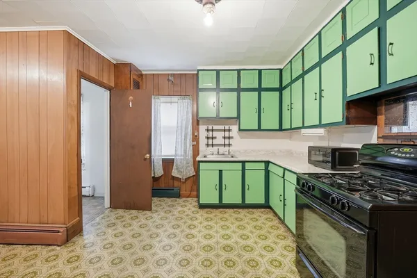$325,000 | 10-12 Oakdale Place, Easthampton, MA 01027