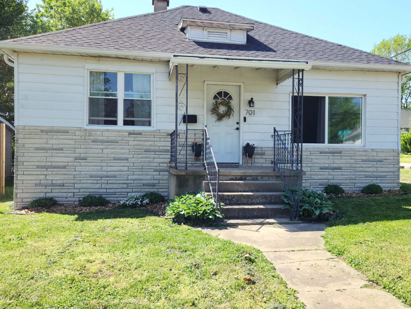701 South 20th Street Murphysboro, IL 62966 - Photo 1 of 32 a front view of a house with a yard
