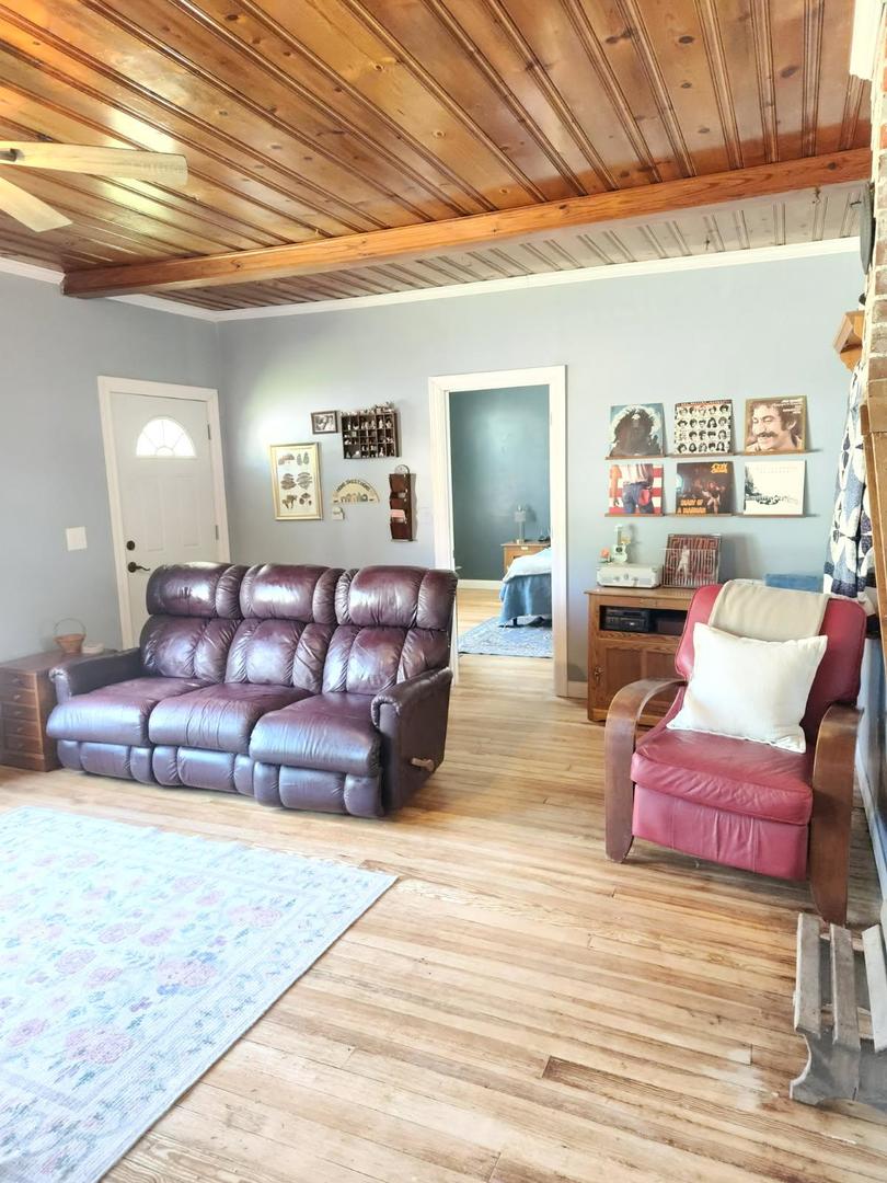 701 South 20th Street Murphysboro, IL 62966 - Photo 22 of 32 a living room with furniture