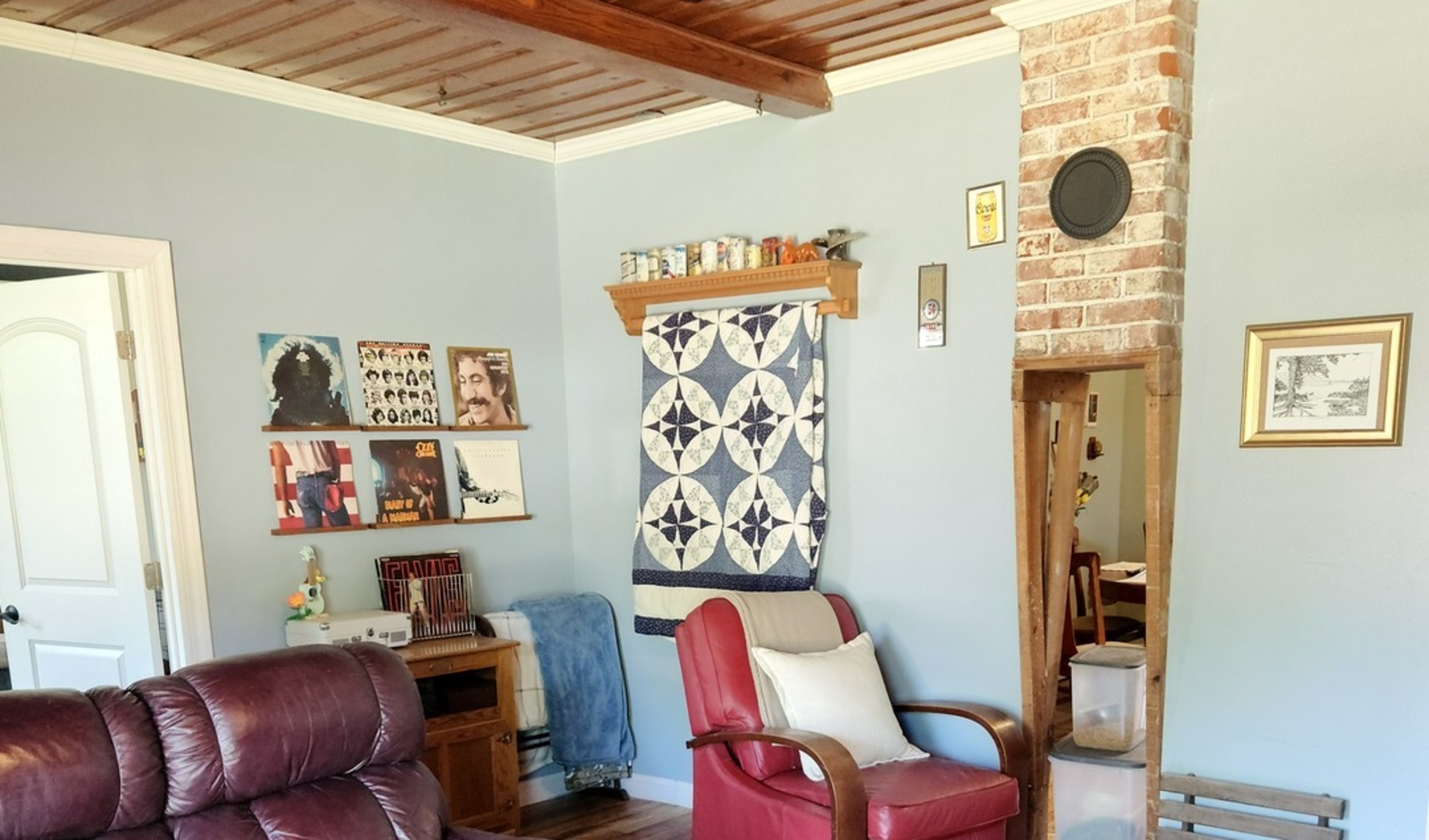 701 South 20th Street Murphysboro, IL 62966 - Photo 5 of 32 a living room with furniture and a chair