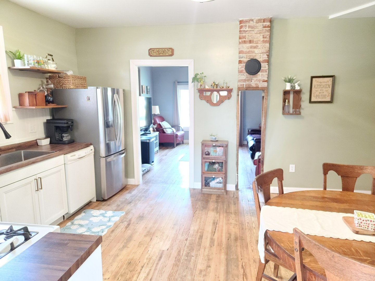 701 South 20th Street Murphysboro, IL 62966 - Photo 6 of 32 a kitchen with stainless steel appliances a refrigerator and wooden floor