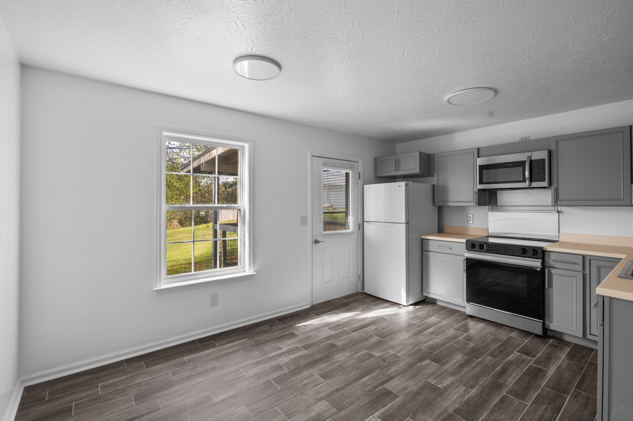 104 East Merchant Street Mount Pleasant, TN 38474 - Photo 16 of 30 a kitchen with stainless steel appliances granite countertop a stove a sink and a refrigerator