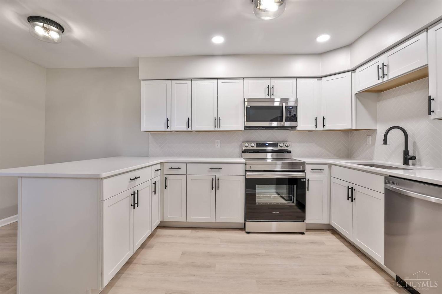 5640 Springdale Road Cincinnati, OH 45251 - Photo 6 of 38 Gallery Image 6