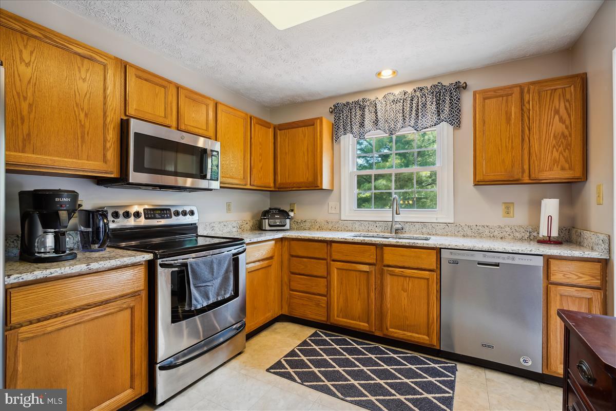 9519 Kings Grant Road Laurel, MD 20723 - Photo 12 of 44
Fully Appointed Kitchen