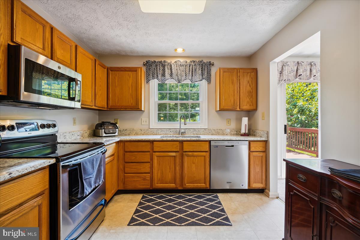 9519 Kings Grant Road Laurel, MD 20723 - Photo 13 of 44
Fully Appointed Kitchen