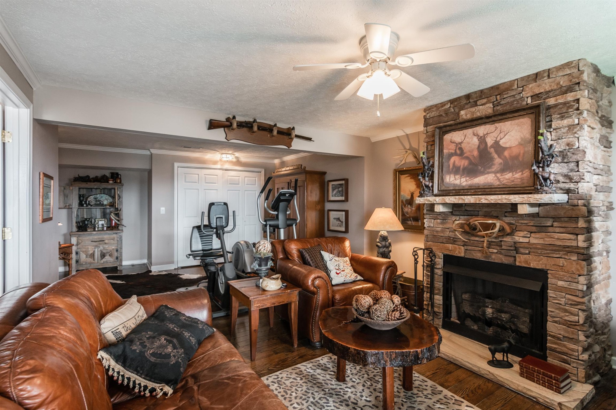185 Dillon Road Baxter, TN 38544 - Photo 13 of 25 a living room with furniture a fireplace and a flat screen tv