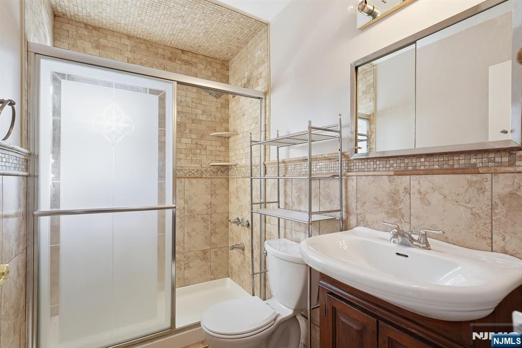 28 Knox Terrace Wayne, NJ 07470 - Photo 5 of 15 a bathroom with a sink toilet and shower