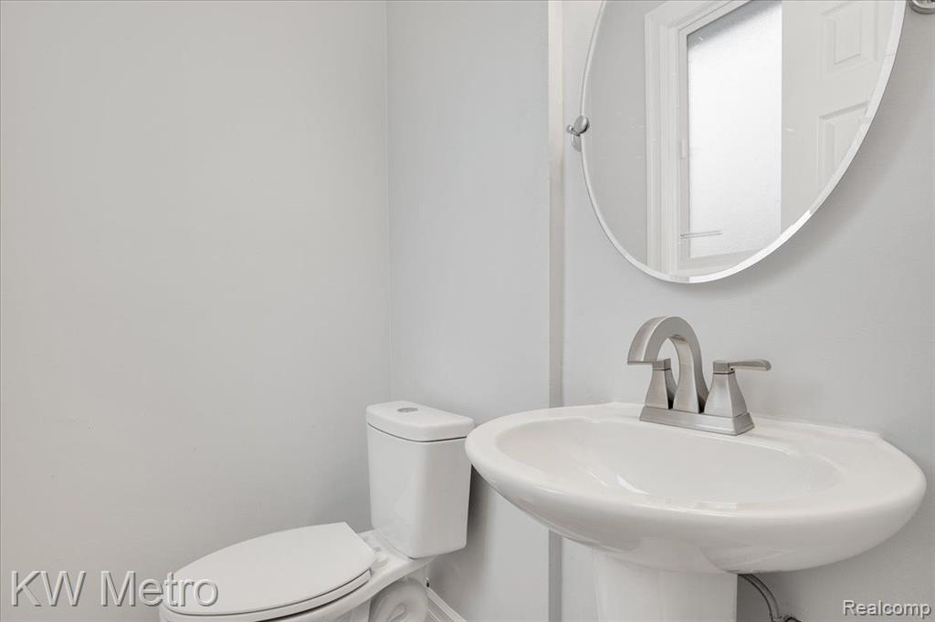 29270 Rambling Road Southfield, MI 48076 - Photo 17 of 33