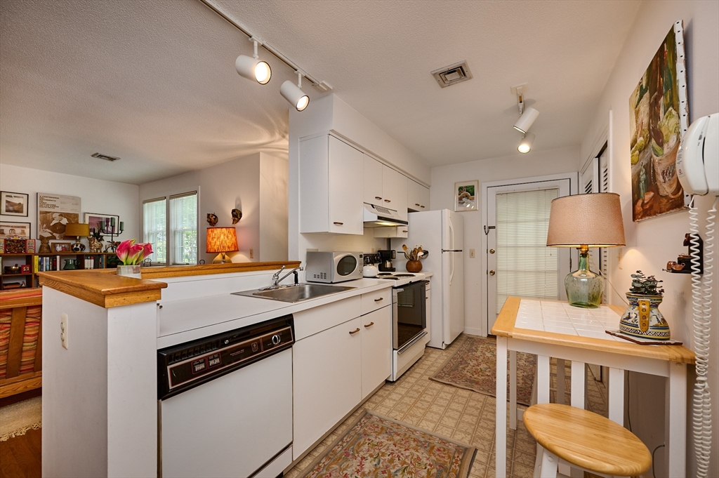 57 Amity Place, Unit 57 Amherst, MA 01002 - Photo 9 of 26